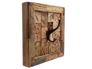 Massives Wandbild Kavali aus recyceltem Holz mit Haken, braun – 30×30 cm