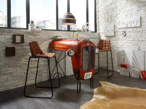 Lackierter Traktor-Bar-Tisch mit Barhockern Kerala, Metall, Rot – 122×88×110 cm