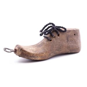 Massiver Flaschenöffner in Baumform aus recyceltem Holz, braun