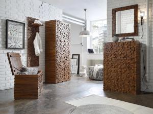 Massive Garderobenwand Abadi aus Akazien- und Mangoholz, lackiert, braun