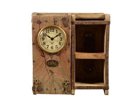 Hodiny ve tvaru cihly s přihrádkami