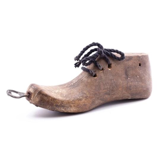 Masivní otvírák na láhve ve tvaru stromu z recyklovaného dřeva, hnědý