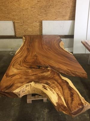 Massiver Esstisch aus thailändischem Holz