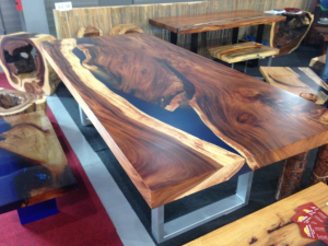 Massiver Esstisch aus thailändischem Holz