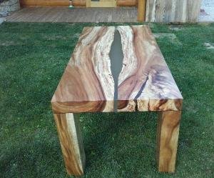 Esstisch mit Epoxidharz