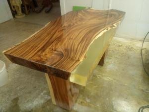 Esstisch mit Epoxidharz
