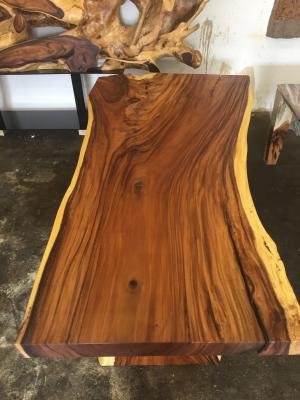 Massiver Esstisch aus Thailändischem Akazienholz