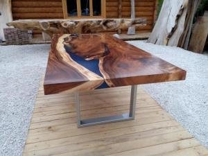 Esstisch mit Epoxidharz