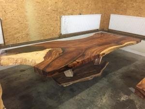 Massiver Esstisch aus thailändischem Holz