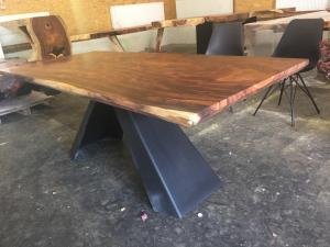 Massiver Esstisch aus thailändischem Holz