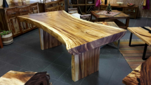 Massiver Esstisch 210 x 86/123 x 83 aus Akazienholz