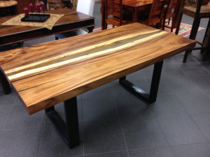 Massiver Essz Tisch aus Thailand, Akazienholz