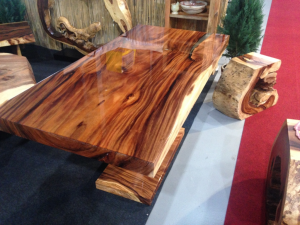 Massiver Esstisch aus thailändischem Akazienholz