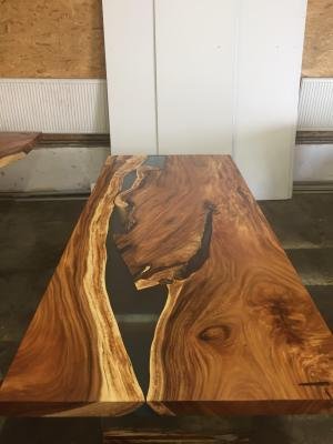 Massiver Esstisch aus thailändischem Holz