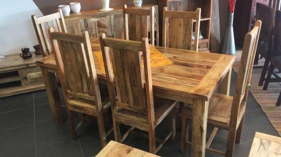 Masivní stůl + 6 židlí