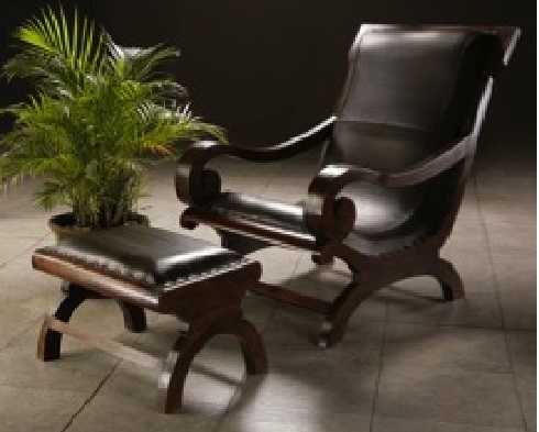 Masivní křeslo s lavicí na nohy